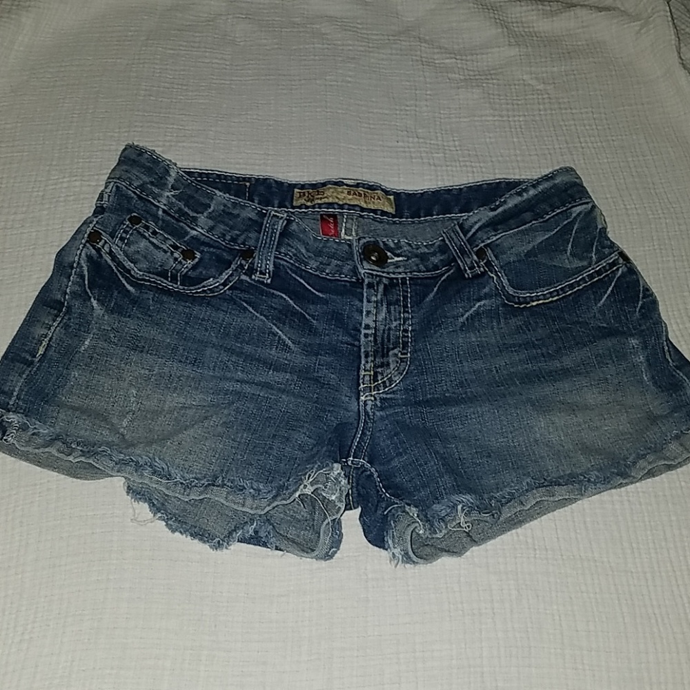 BKE SABRINA denim shorts Buckle stretch size 28